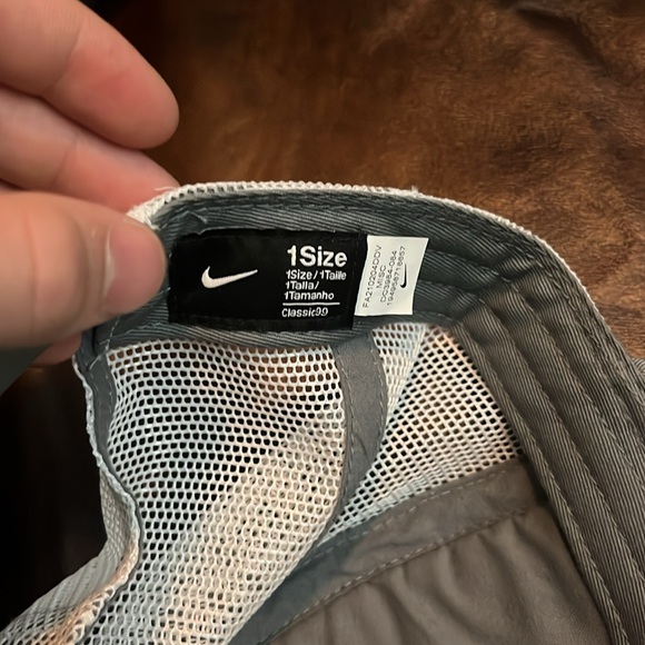 Nike hat - Picture 3 of 3